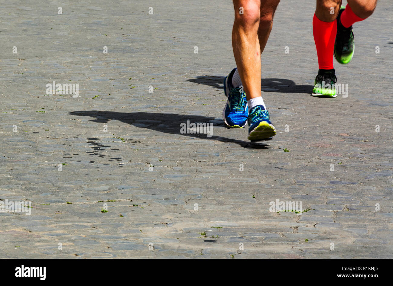 Marathon Rennen, Menschen die Füße auf Stadt gepflasterten Straße Stockfoto
