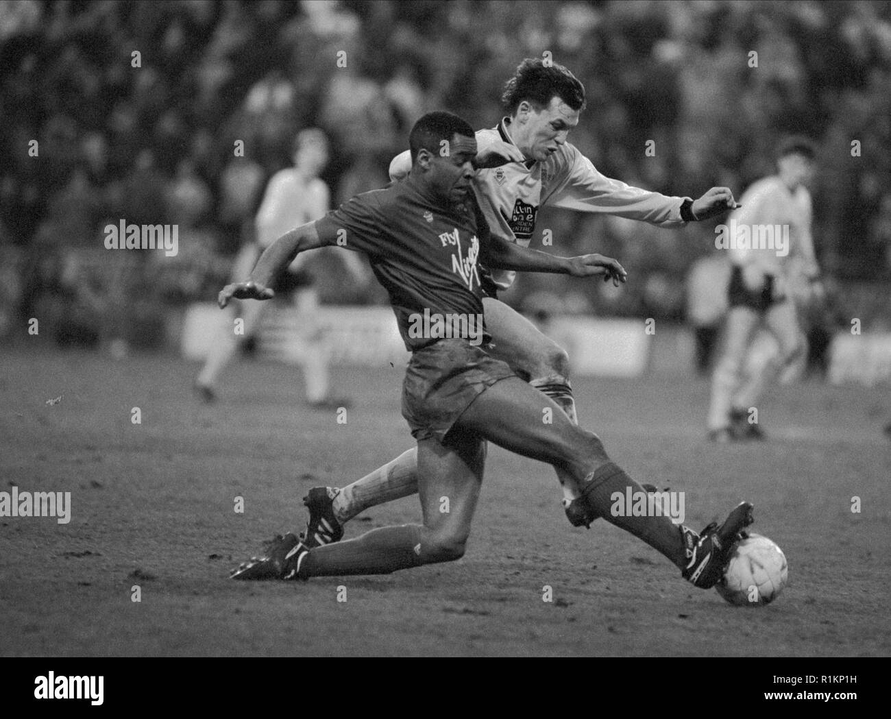 Crystal Palace Mark Helle (l) wird von Rochdale von Peter Ward während der FA-Cup 5 Runde Riegel an der Selhurst Park in Angriff genommen. Stockfoto