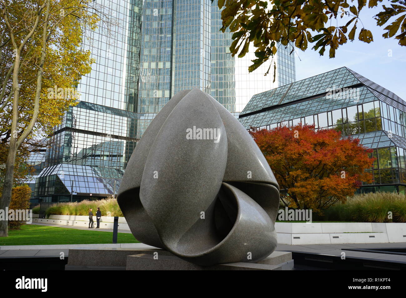 Kontinuität (Skulptur), Band mit zwei Kanten, Deutsche Bank Zwillingstürme, Deutsche-Bank--Hochhaus, Deutsche Bank, Frankfurt, Deutschland Stockfoto