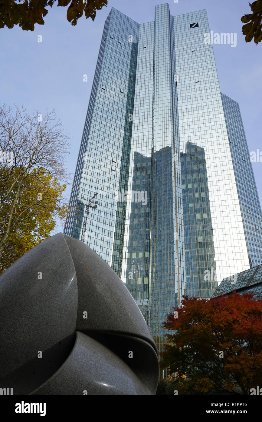 Kontinuität (Skulptur), Band mit zwei Kanten, Deutsche Bank Zwillingstürme, Deutsche-Bank--Hochhaus, Deutsche Bank, Frankfurt, Deutschland Stockfoto