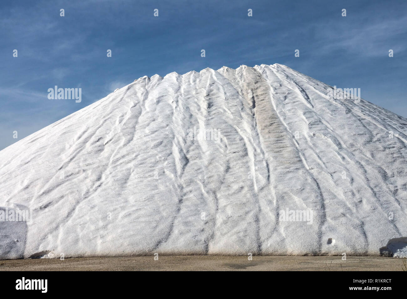 Spanien Salzwerk, Santa Pola, Produktionsfabrik Salzpfahl Meersalzpfannen Landschaft, Verdunstung Salzberg Lagerung Salzbergwerke Stackgewinnung Stockfoto
