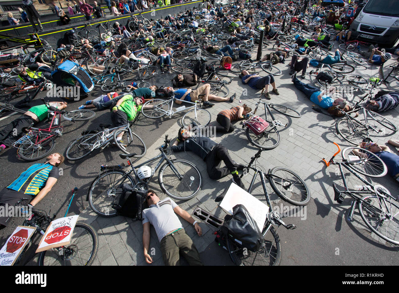 Kampagne Gruppe Töten Radfahrer halten nationalen Begräbnis, Die-In für die Unbekannten Radfahrer am Parliament Square. Die beiden zentralen Themen des Protestes sind Aufbau einer nationalen geschützt Zyklus - lane Netzwerk - #3 Mrd. 4 Radfahren/Jahr, und stoppen lebensgefährlichen Transport Verschmutzung die Tötung von Menschen Wandern & Radfahren. Mit: Atmosphäre, Wo: London, Vereinigtes Königreich, wenn: 13 Okt 2018 Credit: Wheatley/WANN Stockfoto