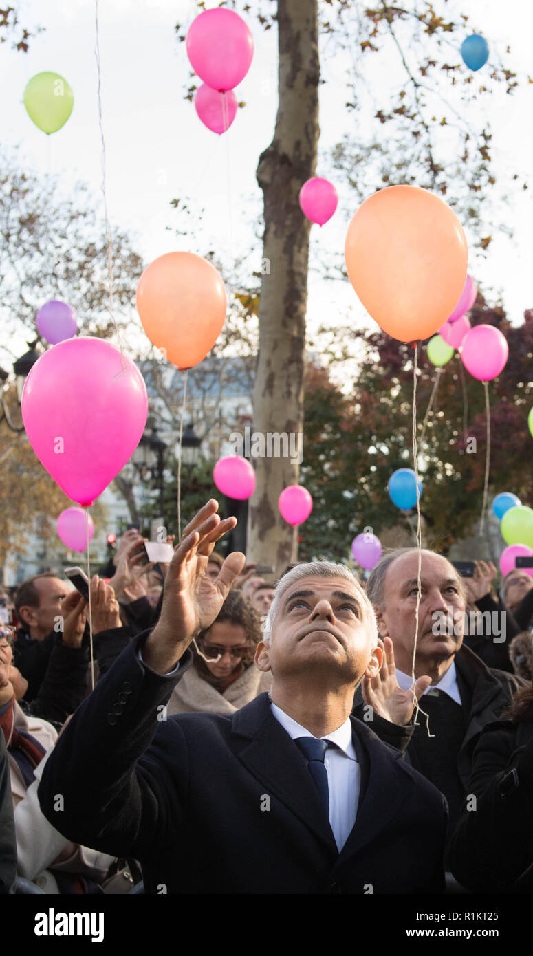 Bürgermeister von London Sadiq Khan Releases einen Ballon in Gedenken an die Opfer der Bataclan Terroranschlag in Paris, wo er die Opfer- und Rettungsdienste mit einer Trauerfeier met den dritten Jahrestag zu markieren. Stockfoto