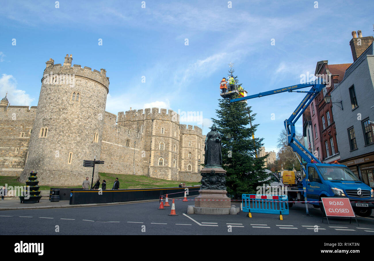 Leuchten sind auf den Weihnachtsbaum vor Windsor Castle, Berkshire installiert, vor der Weihnachtsbeleuchtung Einschalten und Laternenumzug am 17. November, vom Personal von Lampen und Röhren Illuminationen Ltd für den Royal Borough of Windsor und Maidenhead arbeiten. Stockfoto