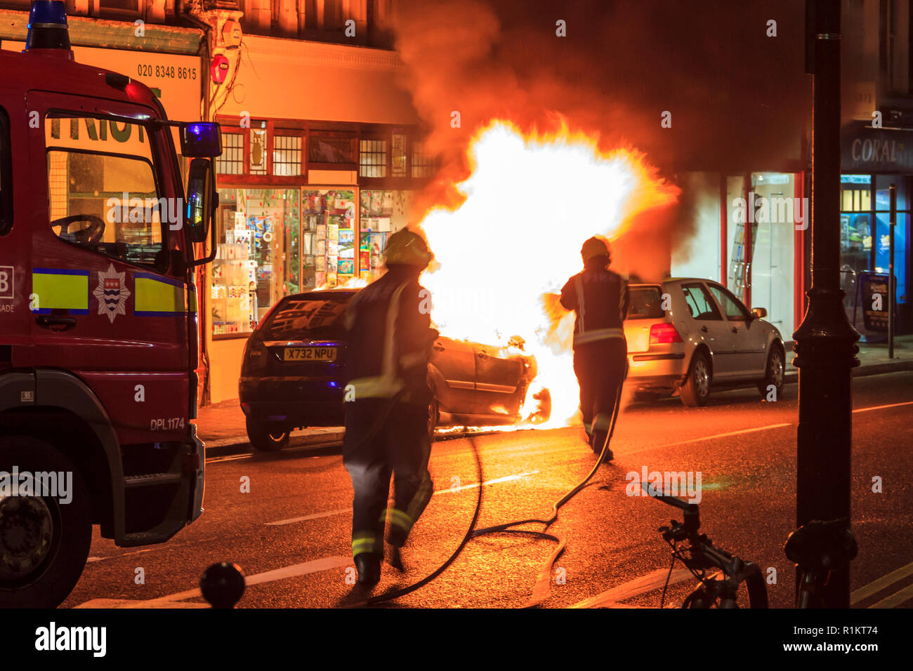 Londoner Feuerwehr Offiziere Angriff ein Fahrzeug Feuer in Crouch End, nördlich von London, UK, November 2012 Stockfoto