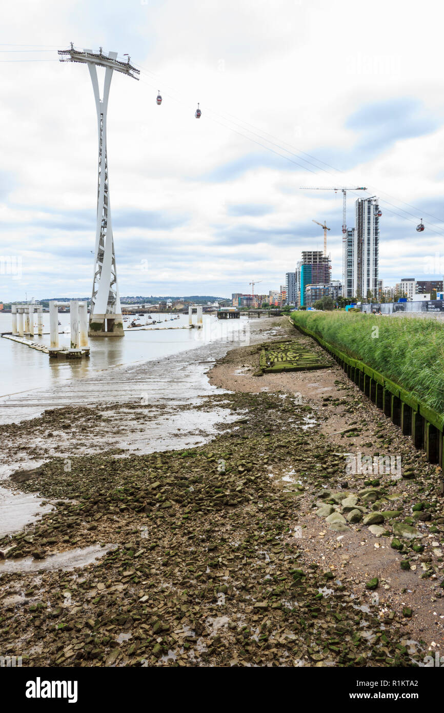 Die Emirate Seilbahn, überspannt den Fluss Themse vom Greenwich Peninsula auf die Royal Victoria Dock, London, UK Stockfoto