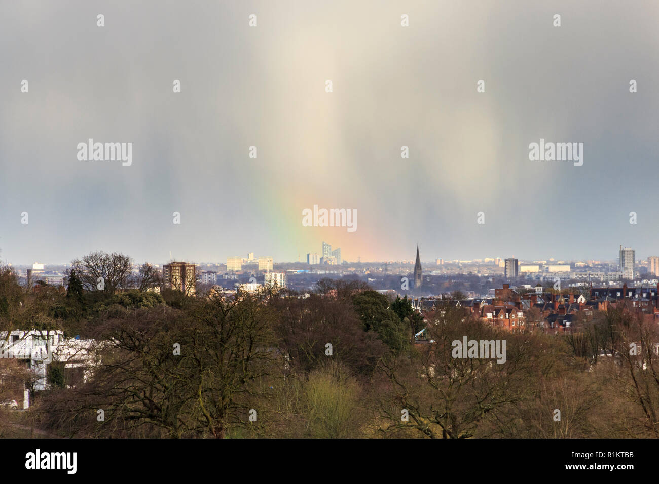 Ungewöhnliches Wetter und Regenbogen über der Stadt London, Großbritannien Stockfoto