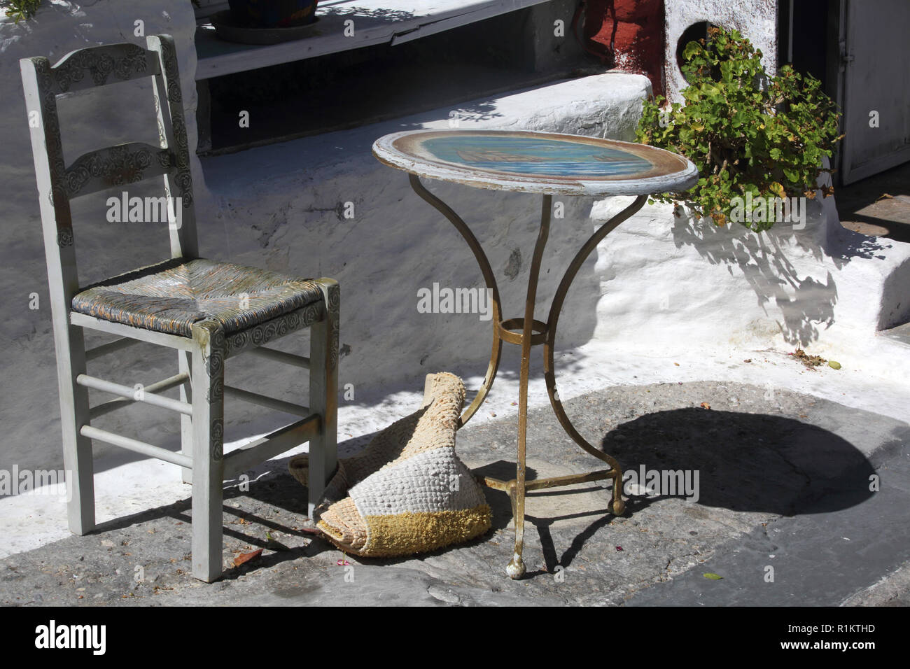 Kea Insel Griechenland Ioulidha Tisch und Stuhl außerhalb Taverne Stockfoto