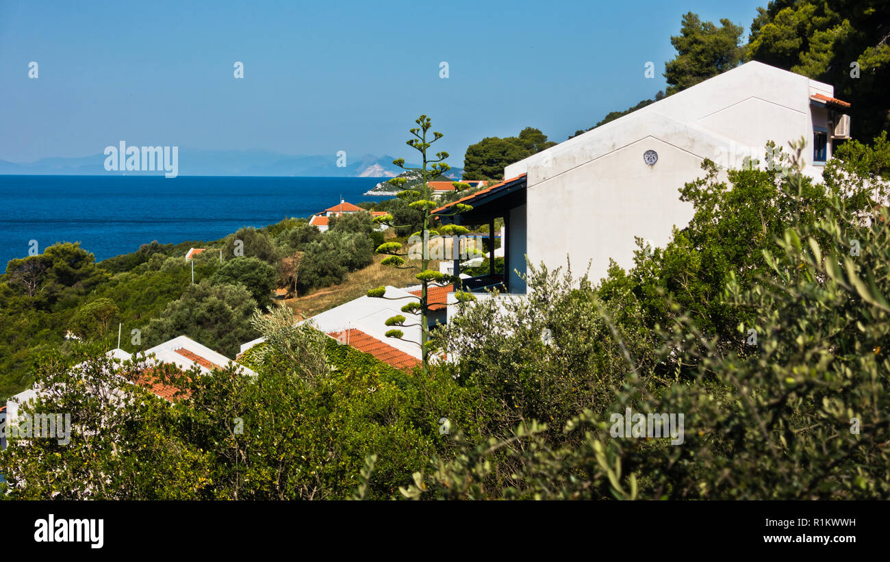 Sicht von Weiß Appartement Häuser im Grünen an der Küste der Insel Skopelos in der Nähe der Bucht Panormos in Griechenland umgeben Stockfoto