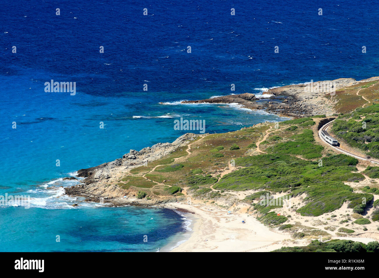 Regionalzug Linie zwischen Calvi und Ile Rousse, Korsika, Frankreich Stockfoto
