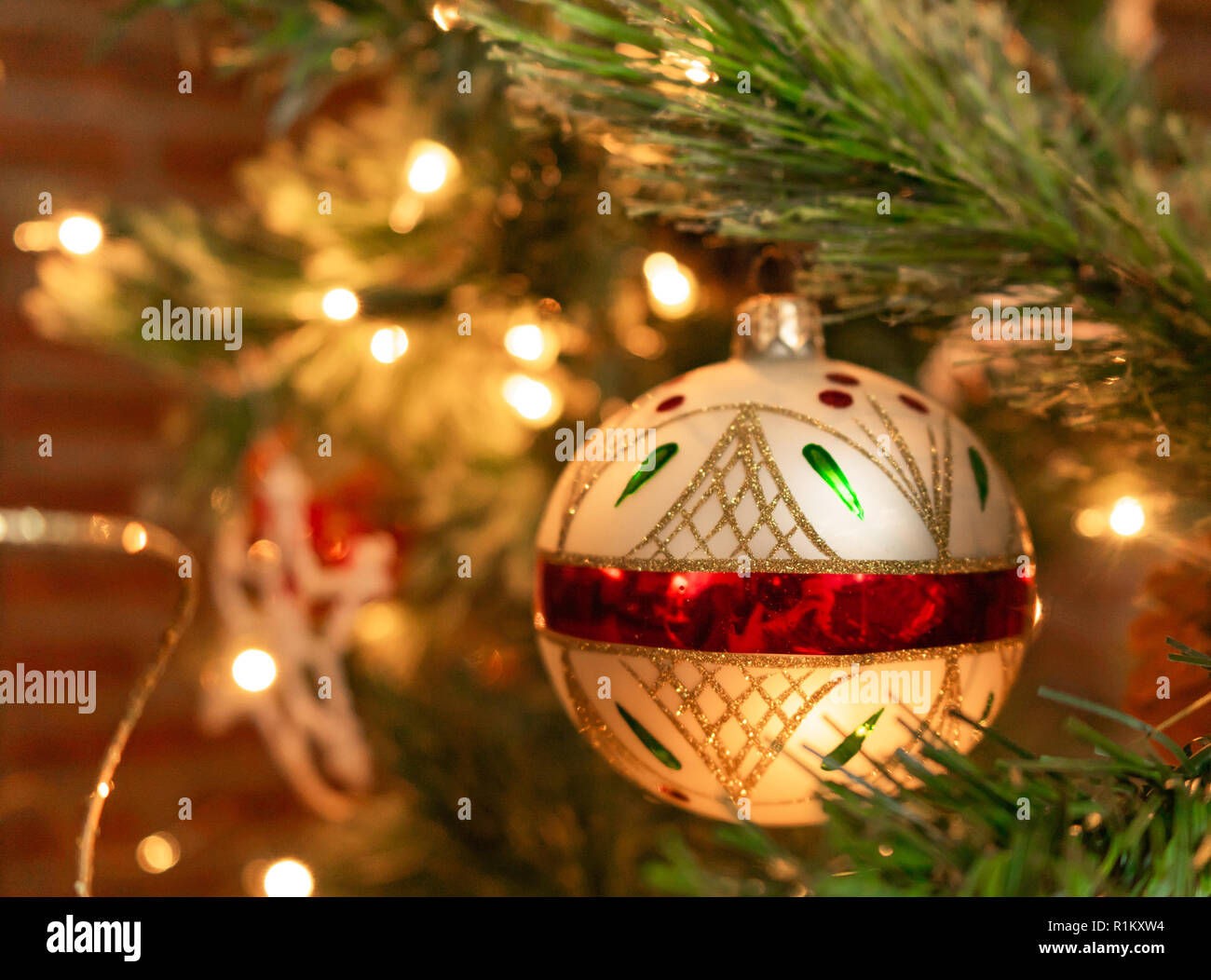 Festliche, bunte Weihnachtsverzierung close-up auf Baum mit Kopie Raum Stockfoto