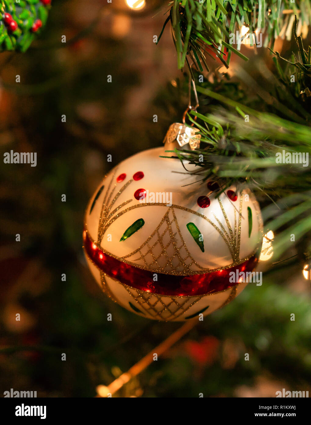 Festliche, bunte Weihnachtsverzierung close-up auf Baum mit Kopie Raum Stockfoto