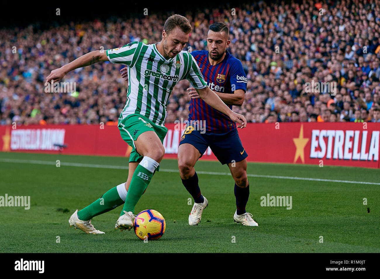 BARCELONA, SPANIEN - 11 NOVEMBER: Loren Moron (L) von Real Betis Balompie konkurriert für die Kugel mit Jordi Alba des FC Barcelona in der Liga Match zwischen dem FC Barcelona und Real Betis Balompie im Camp Nou am 11. November 2018 in Barcelona, Spanien. (Foto von David Aliaga/MB Medien) Stockfoto