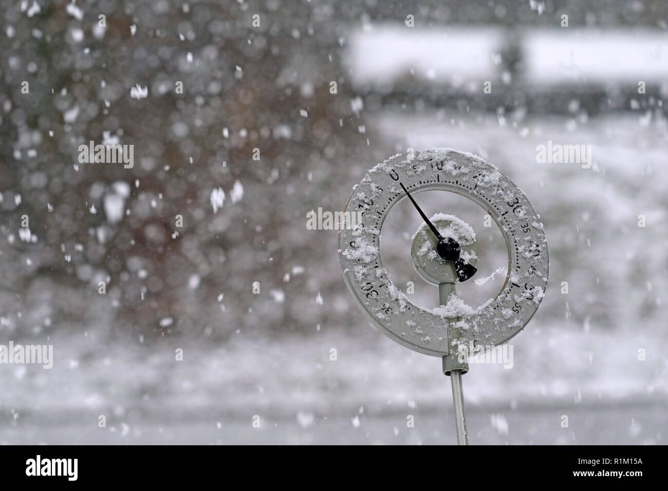 Schneesturm mit schneebedeckten Thermometer zeigt 0 Grad Celsius Stockfoto