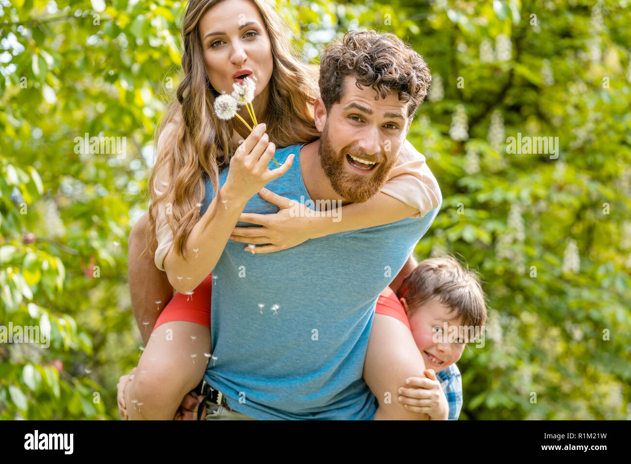 Familie zusammen spielen Im freien Spaß im Sommer Stockfoto