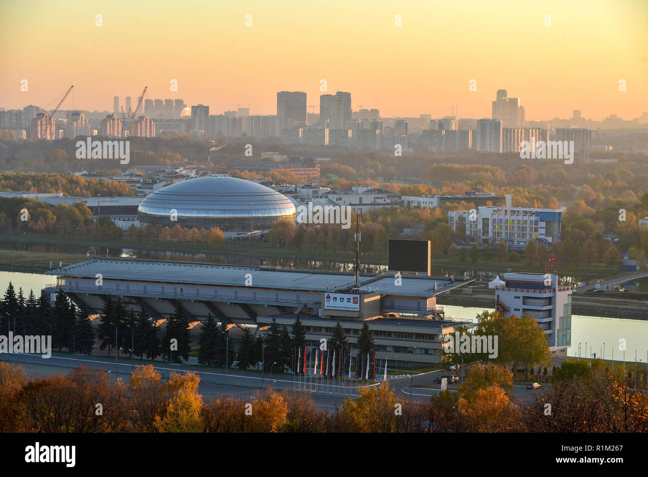 Moskau, Russland - 17 Oktober, 2018: Blick auf die Skyline des Krylatskoye Rudern Kanal und Krylatskoye Sports Palace in der Morgendämmerung. Stockfoto