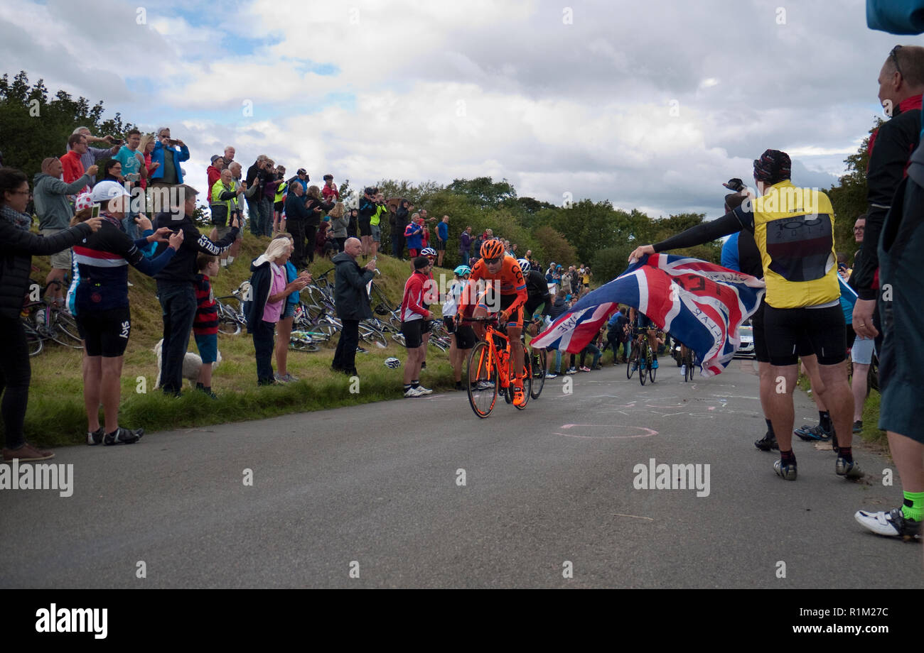 Führen Reiter Zyklus bergauf, 2017 Tour durch Großbritannien Straße Rennen am Brill, Buckinghamshire, England Stockfoto