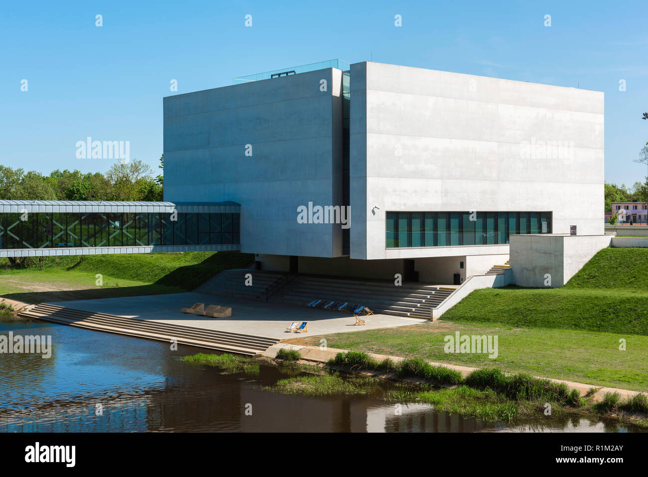 Poznan Porta Posnania, Blick über den Fluss Cybina in Richtung Porta Posnania interaktive Heritage Center Gebäude, Poznan, Polen. Stockfoto