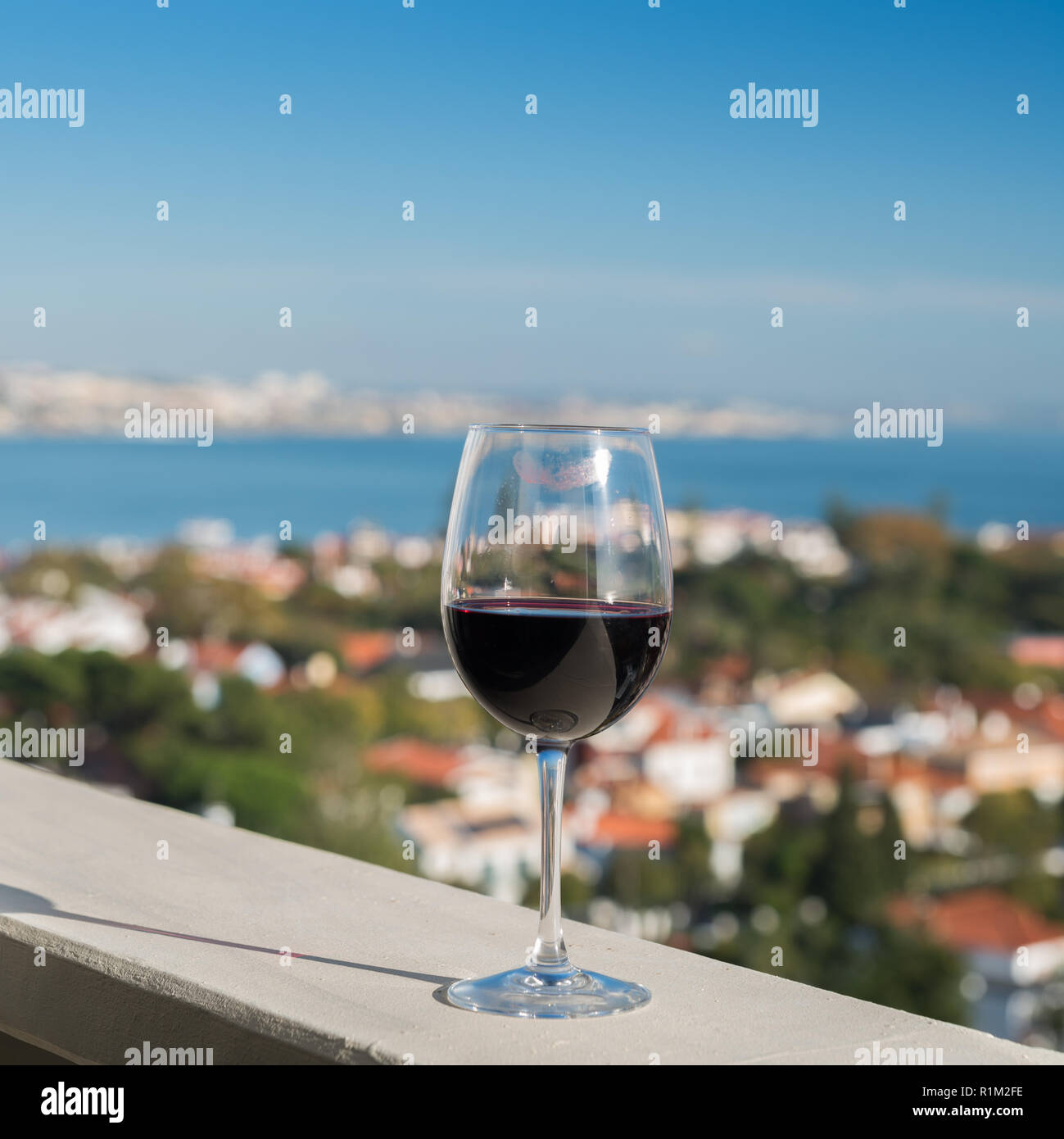 Glas Rotwein mit Lippenstift markieren Stockfoto