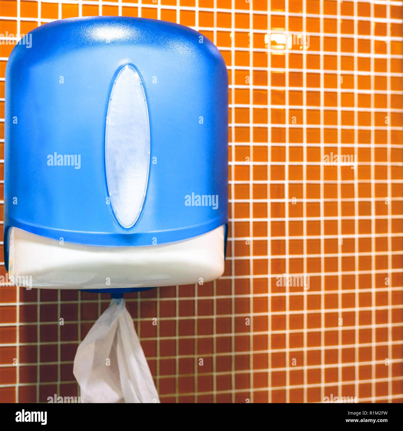 Papier Handtücher auf der Toilette. Papier Handtuch Spender Stockfotografie  - Alamy