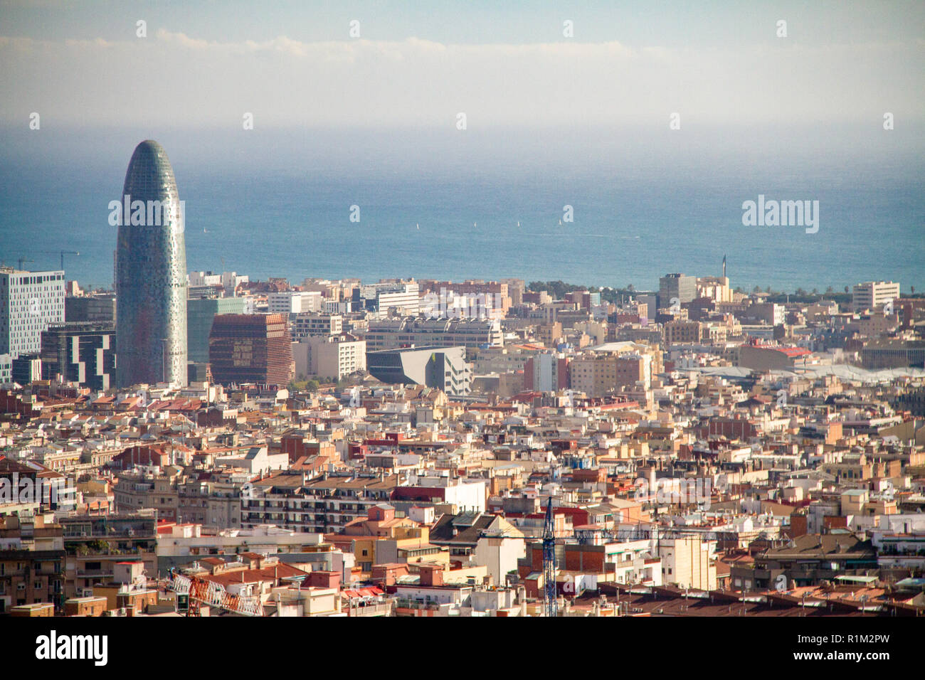 Barcelona/Spanien - 02.04.2014: Barcelona Stadtbild Blick vom Aussichtspunkt mit Torre Agbar aus einer Entfernung auf einen trüben Tag Stockfoto