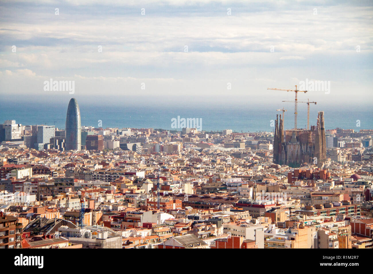 Barcelona/Spanien - 02.04.2014: Barcelona Stadtbild Blick vom Aussichtspunkt mit Torre Agbar und der Sagrada Familia aus der Ferne Stockfoto