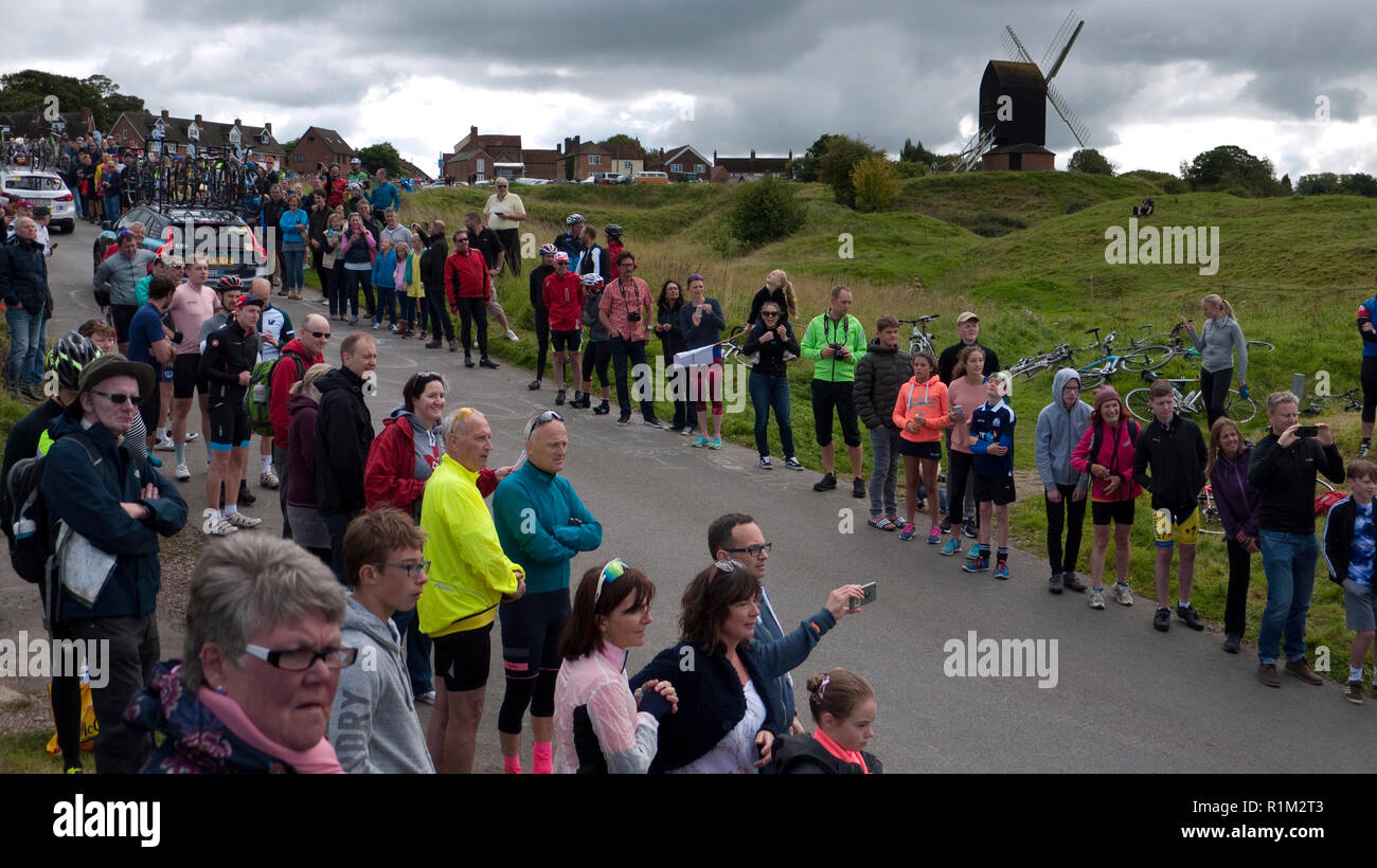 Anhänger bereit, auf die Fahrer anzufeuern, 2017 Tour durch Großbritannien Radrennen, mit Windmühle bei Brill, Buckinghamshire, England Stockfoto