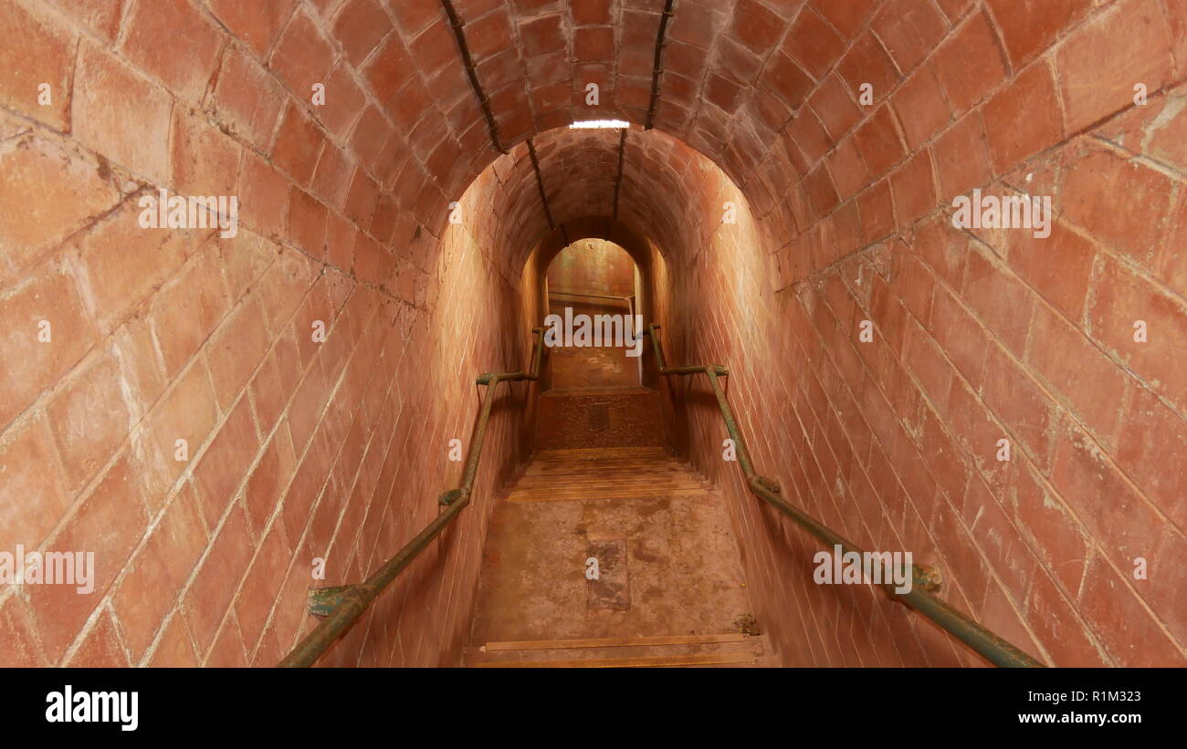 Blick nach unten in die Schmuggler' Cove Tunnel zum Ness Strand in Shaldon, Devon, England Stockfoto