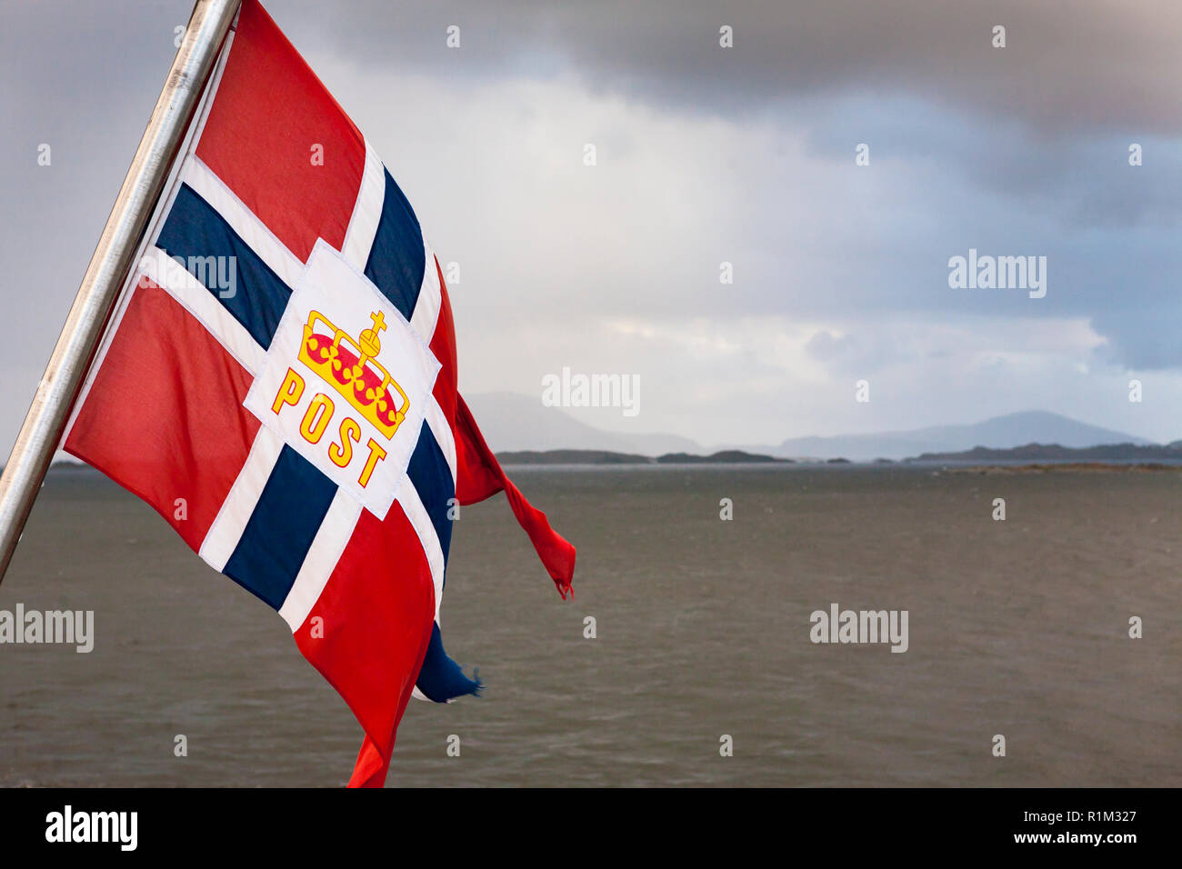Flagge der norwegischen Post, als von der Stern von Hurtigruten Schiff 'MS Spitzbergen', in Ålesund geflogen, Østfold, Norwegen Stockfoto