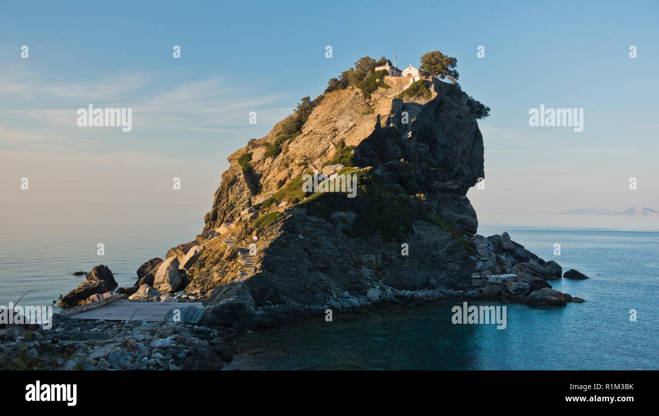 Die Kirche des Agios Ioannis Kastri auf einem Felsen bei Sonnenuntergang, berühmten von Mamma Mia Filmszenen, Insel Skopelos, Griechenland Stockfoto