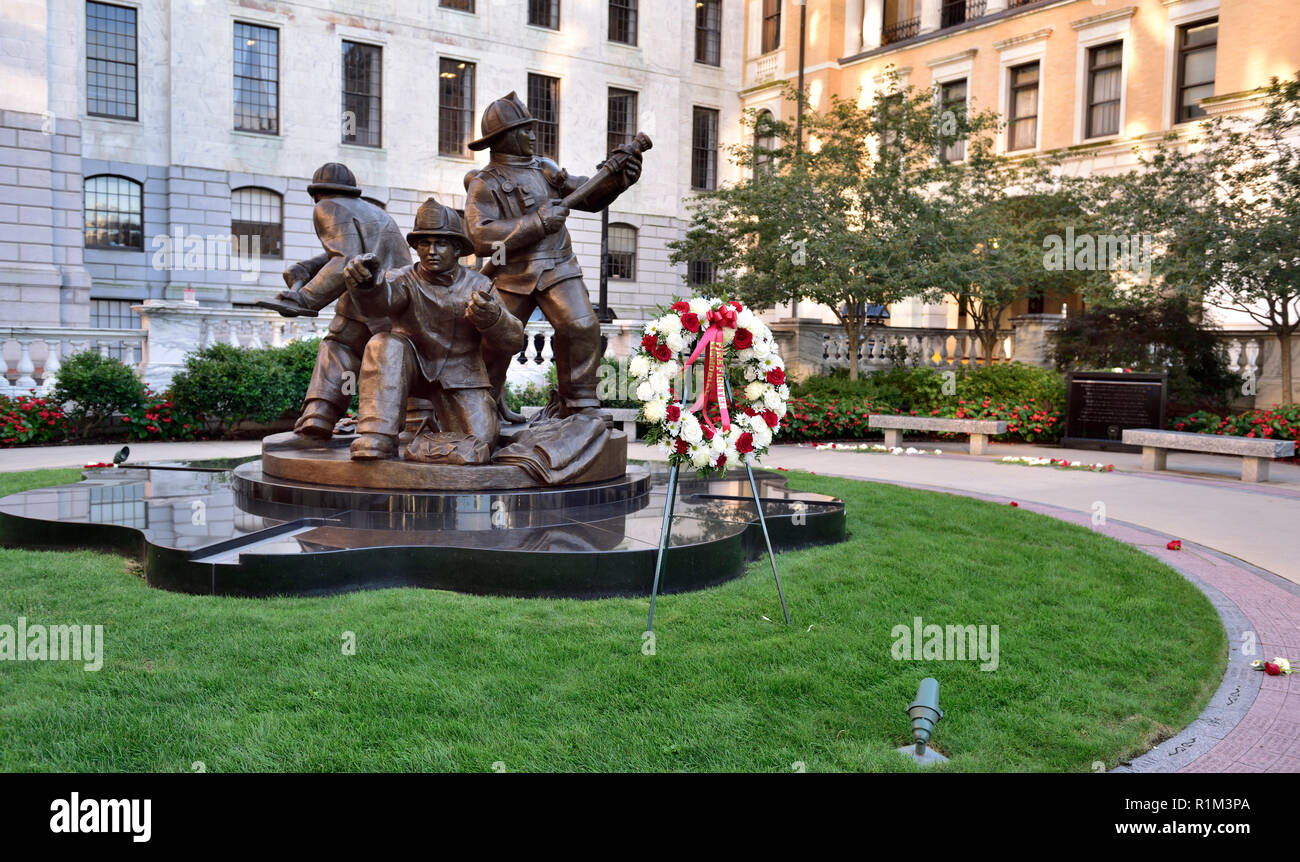 Denkmal für Feuerwehrleute in Massachusetts verloren, wenn die Bekämpfung der Brände in Garten von Massachusetts State House, Boston Stockfoto