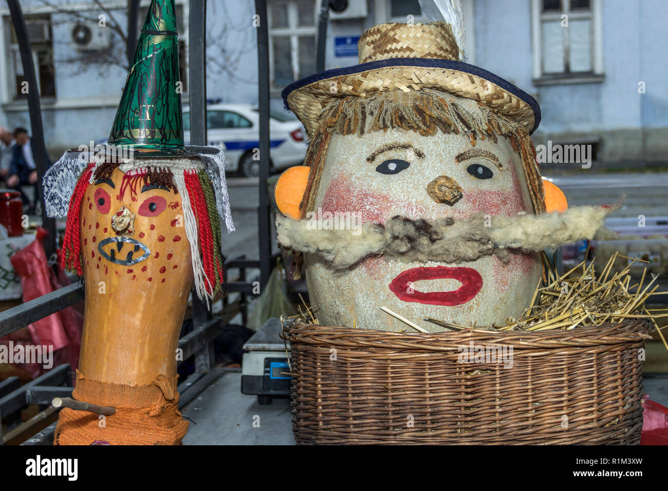 Belgrad, Serbien - Herbstliche stand Dekoration geschnitzte Kürbisse am grünen Markt Zemun gemacht Stockfoto