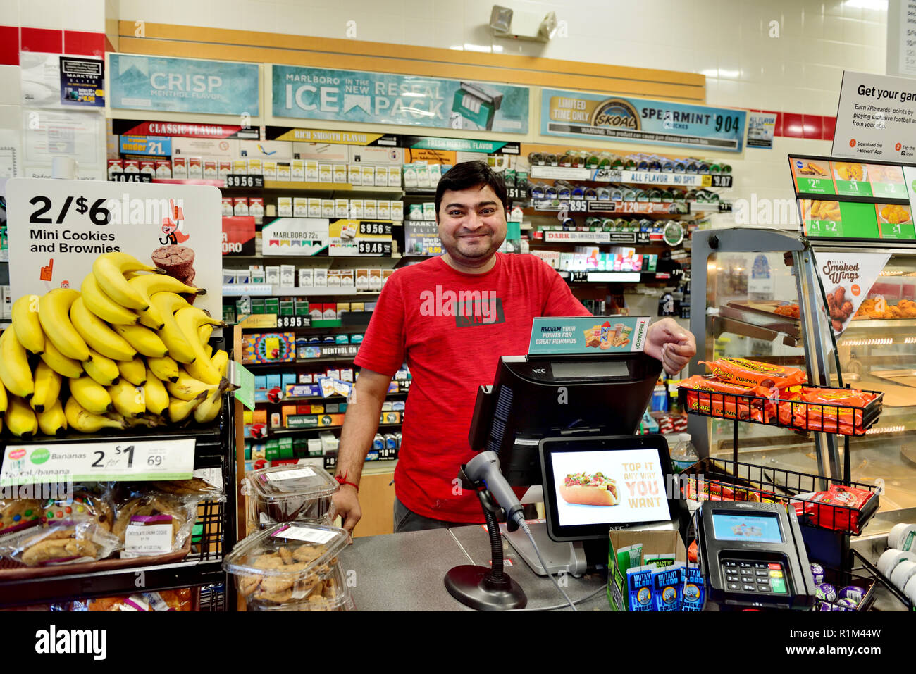 Convenience Store Cashier Stockfotos Und Bilder Kaufen Alamy