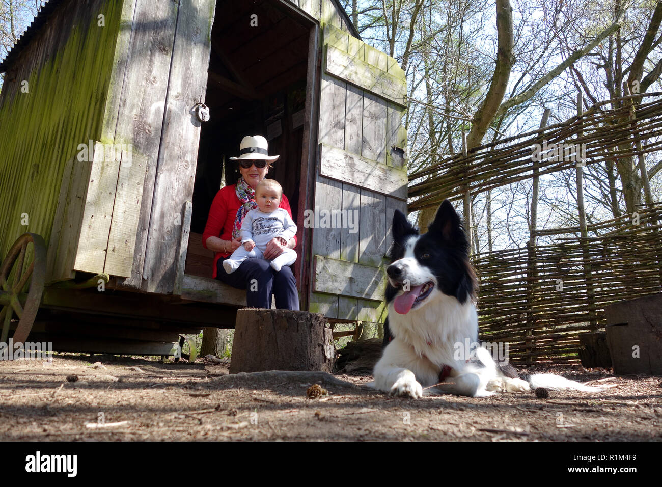 Baby mit Großmutter in ländlichen Landschaft England Großbritannien Stockfoto