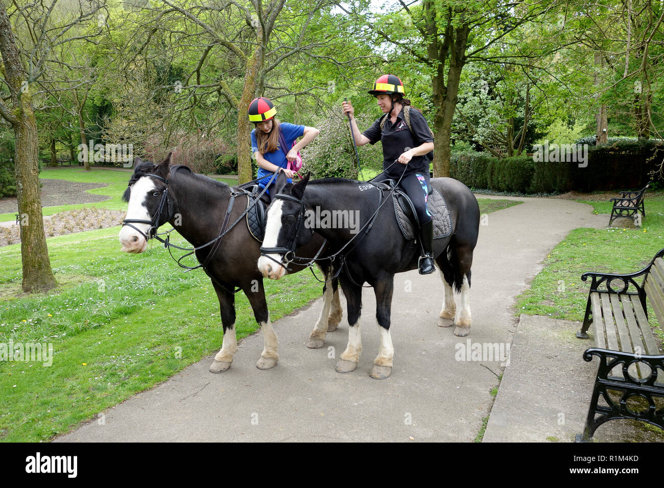 Schule Mädchen Vorbereitung von der Schule auf dem Rücken der Pferde mit ihrer Mutter in Shropshire Uk zu fahren Stockfoto