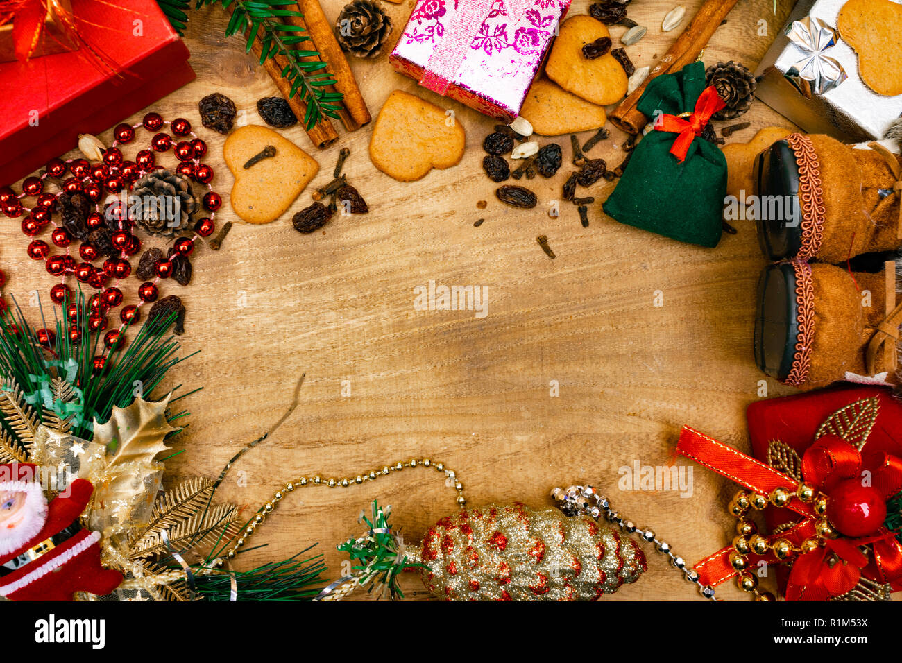 Weihnachten Holz- Hintergrund, Santa Stiefel, Lebkuchen, Rosinen, Ingwer,  Kardamom, Nelken, Zimt Lebkuchen dekorative Geschenke Girlanden Kopie Raum  Stockfotografie - Alamy