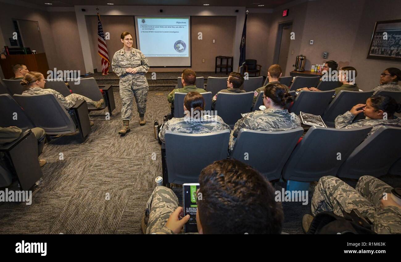 Maj. Heather Tevebaugh, Air Force Safety Center Faktor Mensch Workshopleiter, unterweist Studierende während ihres Studiums an Joint Base Langley-Eustis, Virginia, Okt. 10, 2018. Die zweitägige Übung setzen Flieger aus einer breiten Palette von Reihen und Erfahrungen in einem Klassenraum Erfahrungen auf dem Gebiet der Sicherheit von ihrer Standpunkte teilen. Stockfoto