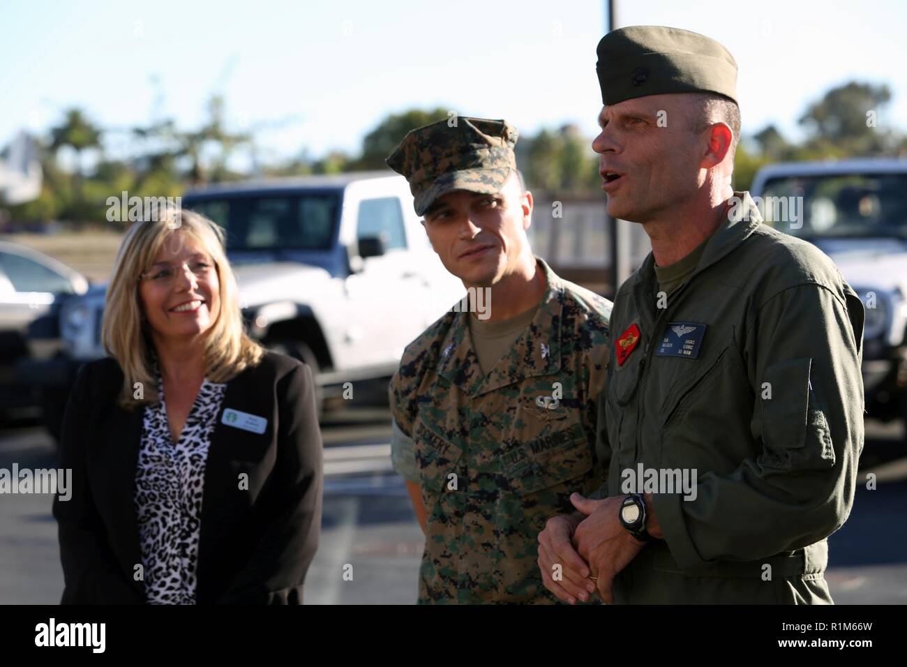 Generalmajor Kevin Iiams, Kommandierender General der 3. Marine Flugzeugflügel, rechts, danke Suzy Wolford, Bezirk Direktor von Starbucks, Links, für die Erleichterung der Ankunft eines Starbucks in der Marine Corps Air Station Miramar, Calif., Okt. 19. Iiams und Oberst Charles Dockery, kommandierender Offizier der MCAS Miramar, zusammen mit einigen führenden Persönlichkeiten auf der Starbucks Arbeiten hielt einen Bandausschnitt Zeremonie an der MCAS Miramar die Gelegenheit zu feiern. Stockfoto