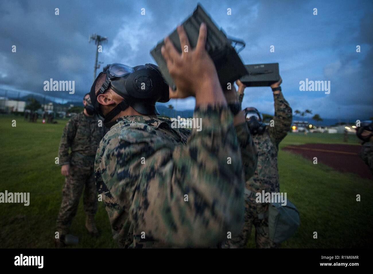 Us Marine Corps Lance Cpl. Andres Hernandez, ein Wartungstechniker mit dem Computer Information Systems Department, Sitz Bataillon, Marine Corps Base Hawaii (MCBH), führt die Munition Lifte während einer Schaltung Kurs training Veranstaltung mit ihrem M53 Gasmasken, MCBH, Okt. 19, 2018. Der Stromkreis Kurs und die Erfahrungen aus verschiedenen Trainings, während die Marines ihre Gasmasken trugen, die Vertrauen und Erfahrung mit der Ausrüstung und gleichzeitig sehr aktiv in einer simulierten Chemische, biologische, radiologische, nukleare Verteidigung Umwelt. Stockfoto