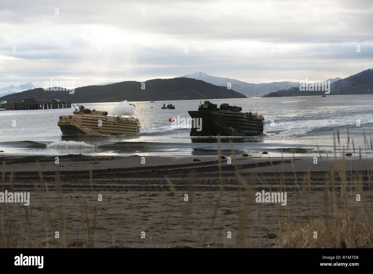 (Okt. 2010) 17, 2018) - Zwei Angriff amphibischen Fahrzeugen mit 2 Assault Amphibian Battalion, 2nd Marine Division, Antrieb auf den Strand in Bogen, Norwegen, Oktober 17, 2018, nach Abschluss der deep-water Transit von Usns 1 Lt Baldomero Lopez (T-AK 3010) während der Übung im Norden. Northern Bildschirm ist eine bilaterale Übung für das United States Marine Corps' Marine Rotational Force-Europe (MRF-E) und norwegische Militär, und findet in der Nähe von Setermoen, Norwegen, von Okt. 24 bis Nov. 7, 2018. Stockfoto