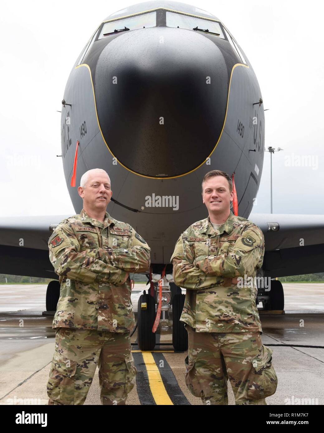 Senior Master Sgt. Scott Mckenzie und Tech. Sgt. William "Bill" Mckenzie verbindet viel mehr als der Durchschnitt der Kameradschaft zwischen Flieger. Der Vater - Sohn Duo sind nebeneinander an der #171st Air Refuelling Flügel für die letzten acht Jahre, während welcher Zeit die mckenzie's zweimal zusammen bereitgestellt haben. Bill, ein Mannschaft Leiter der 171St Aircraft Maintenance Squadron zugewiesen, hatte während der letzten Bereitstellung, für die keine Mängel seiner Flugzeuge nach mehreren Qualitätssicherung Auswertungen anerkannt. Bill freut sich auf seine Weiterbildung mit seine militärische Ausbildung Vorteile Stockfoto