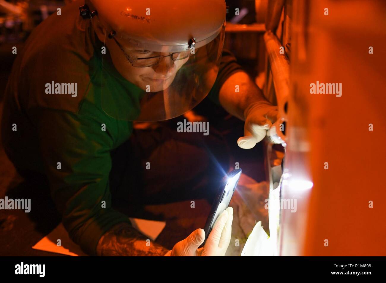 Norwegische See (Okt. 2010) 20, 2018) Aviation Support Equipment Techniker 3. Klasse Aiden Hanno ersetzt einen Schlauch auf einer Spotting dolly im Hangar Bay an Bord der Nimitz-Klasse Flugzeugträger USS Harry S. Truman (CVN 75). Die derzeit in den USA Sechste Flotte Bereich der Operationen, Harry S. Truman wird zur Förderung der Zusammenarbeit mit den regionalen Verbündeten und Partnern fortsetzen, Stärkung der regionalen Stabilität, und wachsam bleiben, agil und dynamisch. Stockfoto