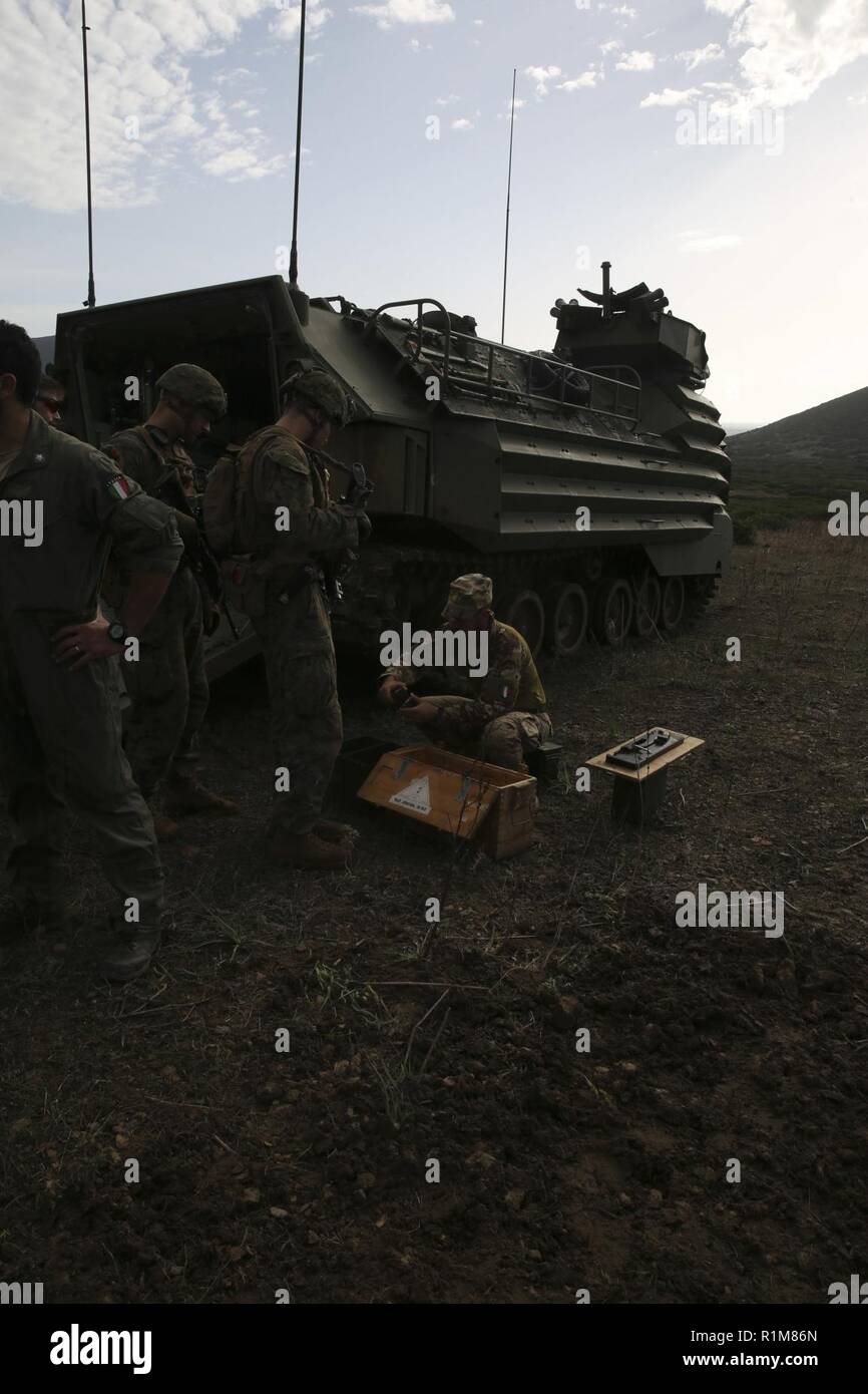 Sardinien (Italien) (Okt. 11, 2018) US-Marines mit dem Force Reconnaissance Det. Der Bataillon Landung Team 3/1, 13 Marine Expeditionary Unit (MEU), Munition erhalten, bevor ein integriertes Leben Feuer und Waffen Einarbeitung Übung mit dem 1. Regiment San Marco Brigade italienische Landung Kraft der Italienischen Marine Infanterie während der Übung Mare Aperto, Okt. 11, 2018. Mare Aperto ist für den Kombinierten verbessern Bekämpfung Capability, erhöhen die Kapazität, und die Beziehungen zwischen Übung die Teilnehmer stärken. Stockfoto