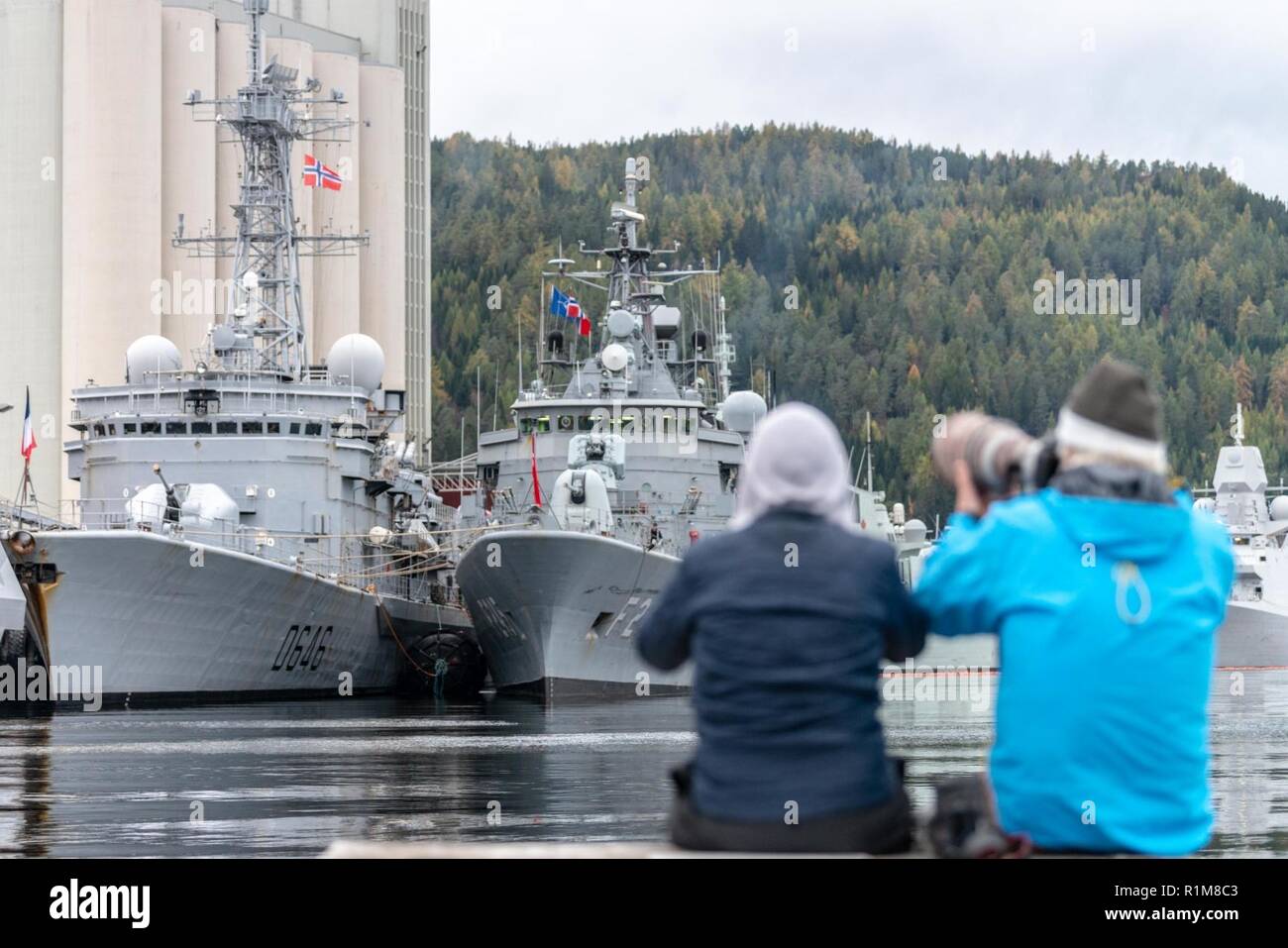 Trondheim (Norwegen), Okt. 21. 2018. Zwei Aufklärer Bilder der Alliierten Kriegsschiffe in Trondheim liegt vor Ihrer Teilnahme an NATO-Übung Trident Zeitpunkt 18. Trident Punkt 18 soll sicherstellen, dass die NATO-Streitkräfte geschult sind, in der Lage, zusammen zu arbeiten und bereit, jede Bedrohung aus jeder Richtung zu reagieren. Trident Zeitpunkt 18 erfolgt in Norwegen und die umliegenden Gebiete des Nordatlantiks und der Ostsee, einschließlich Island und des Luftraums, in Finnland und in Schweden. Mit mehr als 50.000 Teilnehmern aus 31 Nationen Trident Zeitpunkt 2018 ist eine der größten Übungen der NATO Stockfoto