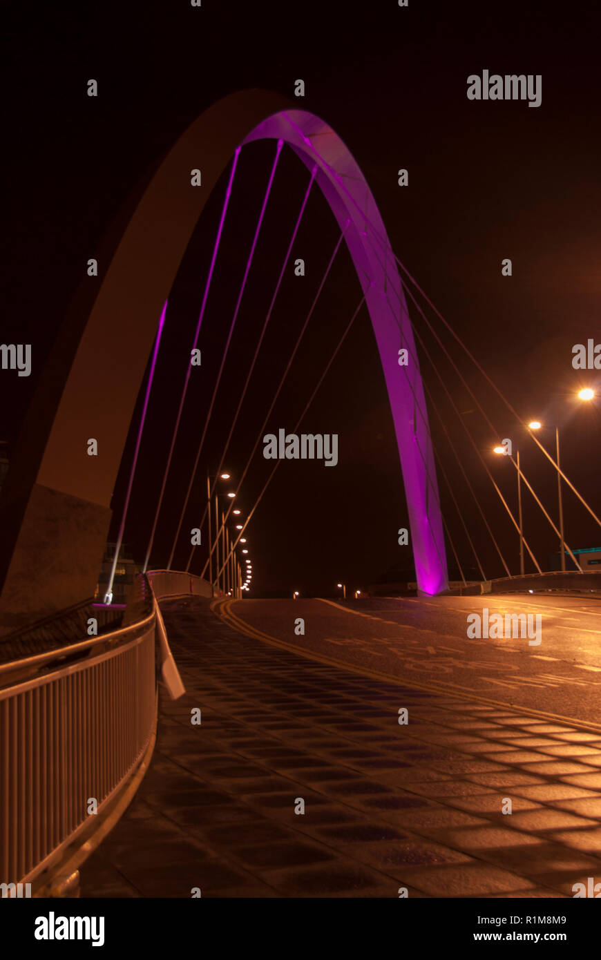 Nacht geschossen des Glasgow Finnieston Bogen oder Brücke mit den Pacific Quay und Clyde Auditorium im Hintergrund, Glasgow, Schottland Stockfoto