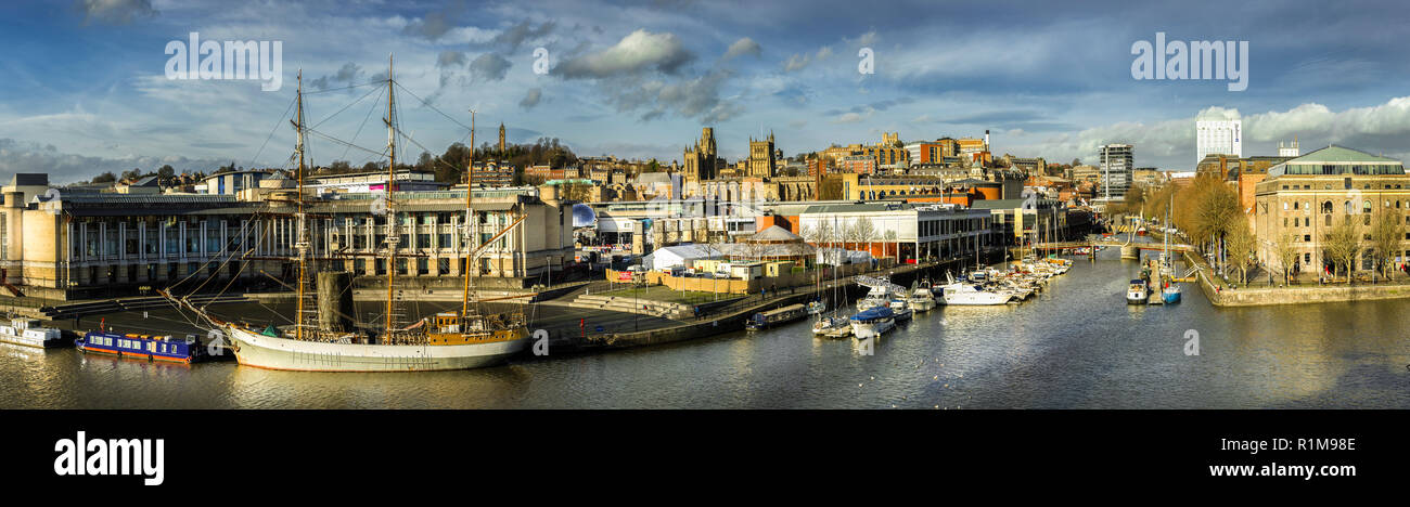 Panoramablick auf den Hafen und die Stadt Bristol mit dem Segelschiff "Kascalot" in den Fluss Avon. Stockfoto