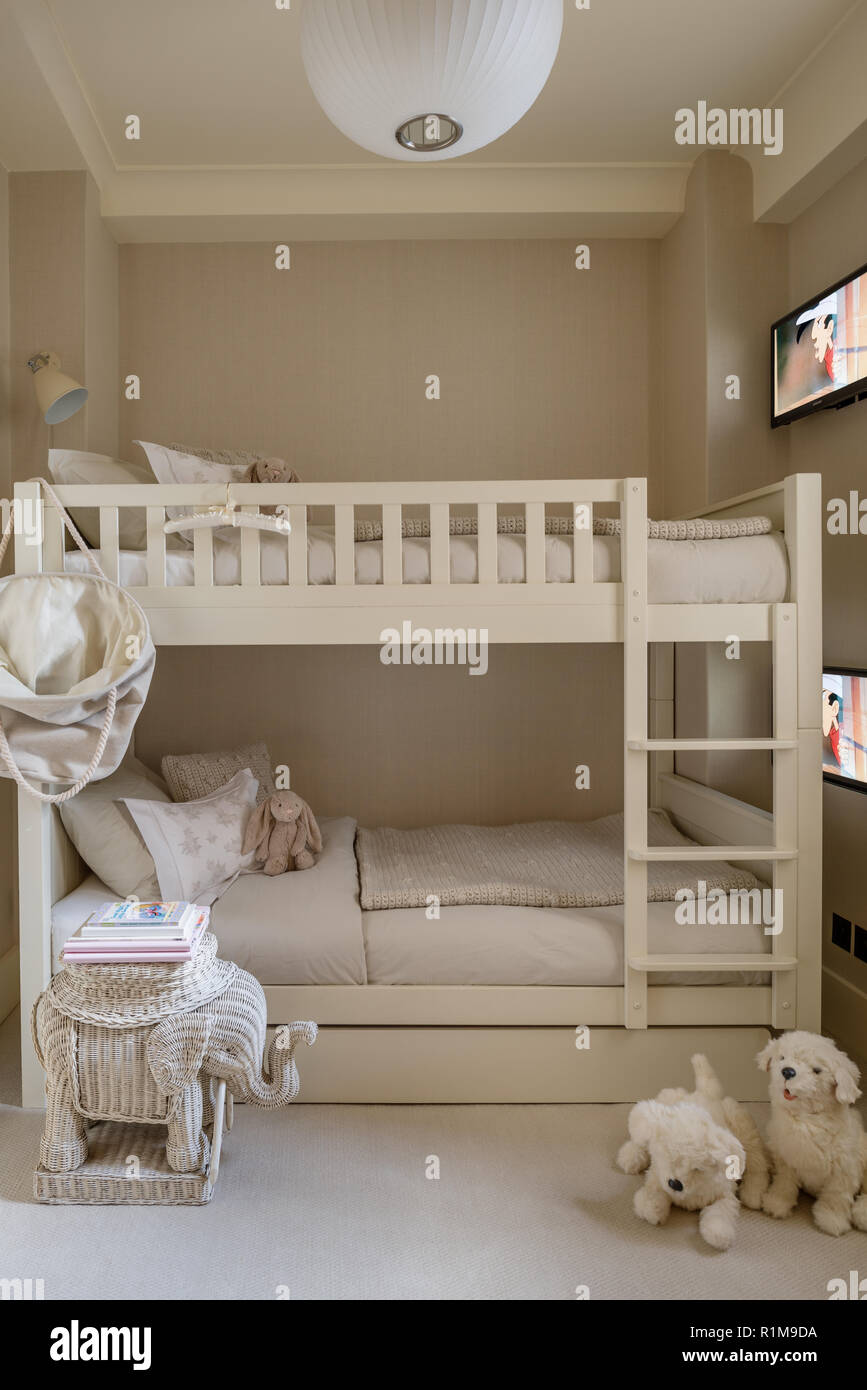 Etagenbetten mit Fernseher im Schlafzimmer der Kinder Stockfoto