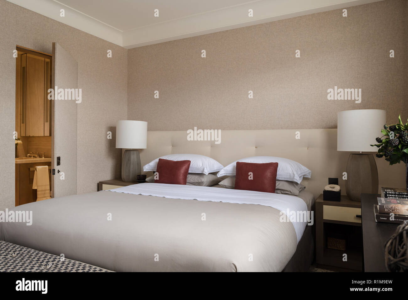 Modernes Schlafzimmer mit Ensuite Stockfoto, Bild: 224795953 - Alamy Modernes Schlafzimmer mit Ensuite Stockfoto, Bild: 224795953 - Alamy