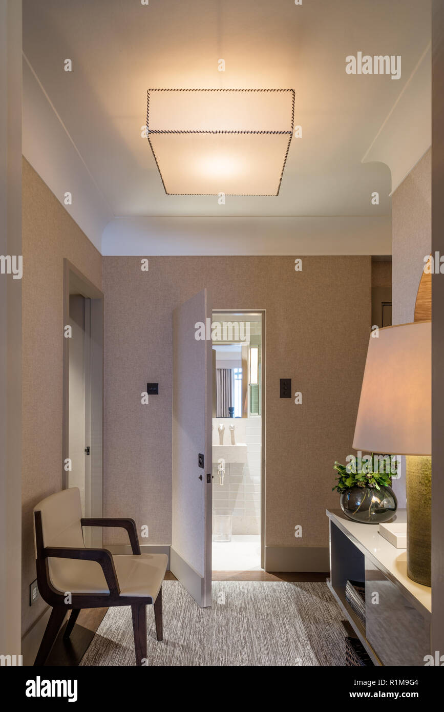 Badezimmer Mit Badewanne Und Elegant Gemutlichen Sessel