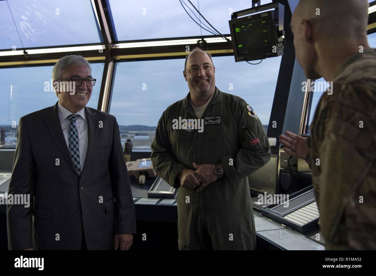 Us Air Force Colonel Jason Bailey, 52nd Fighter Wing Commander, rechts, und Oberst Anthony Retka, 52. Gruppe Betrieb Commander, Mitte, sprechen mit Roger Lewentz, Innenminister von Rheinland-Pfalz, Deutschland, links, in der Flugverkehrskontrolle in Spangdahlem Air Base, Germany, Oktober 22, 2018. Lewentz wurde mit einem 52Nd FW mission Kurze und besuchten mehrere Standorte auf Basis. Stockfoto